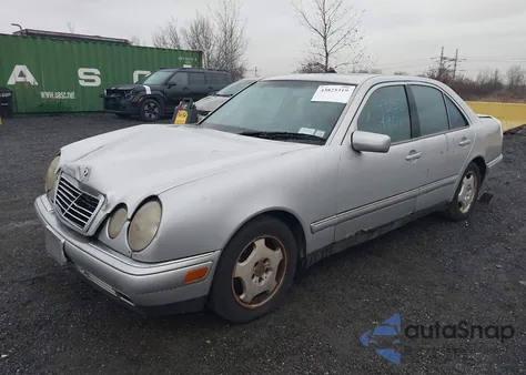 1998 Mercedes-Benz E 320 z USA, uszkodzony, nr VIN WDBJF65F7WA448949